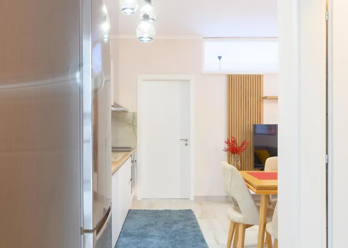 Cityscape 3- Vibrant Modern Apartment *